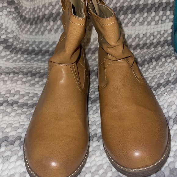 Old Navy 3/20$ Girls Brown Booties size 5 NWOT - Picture 2 of 6